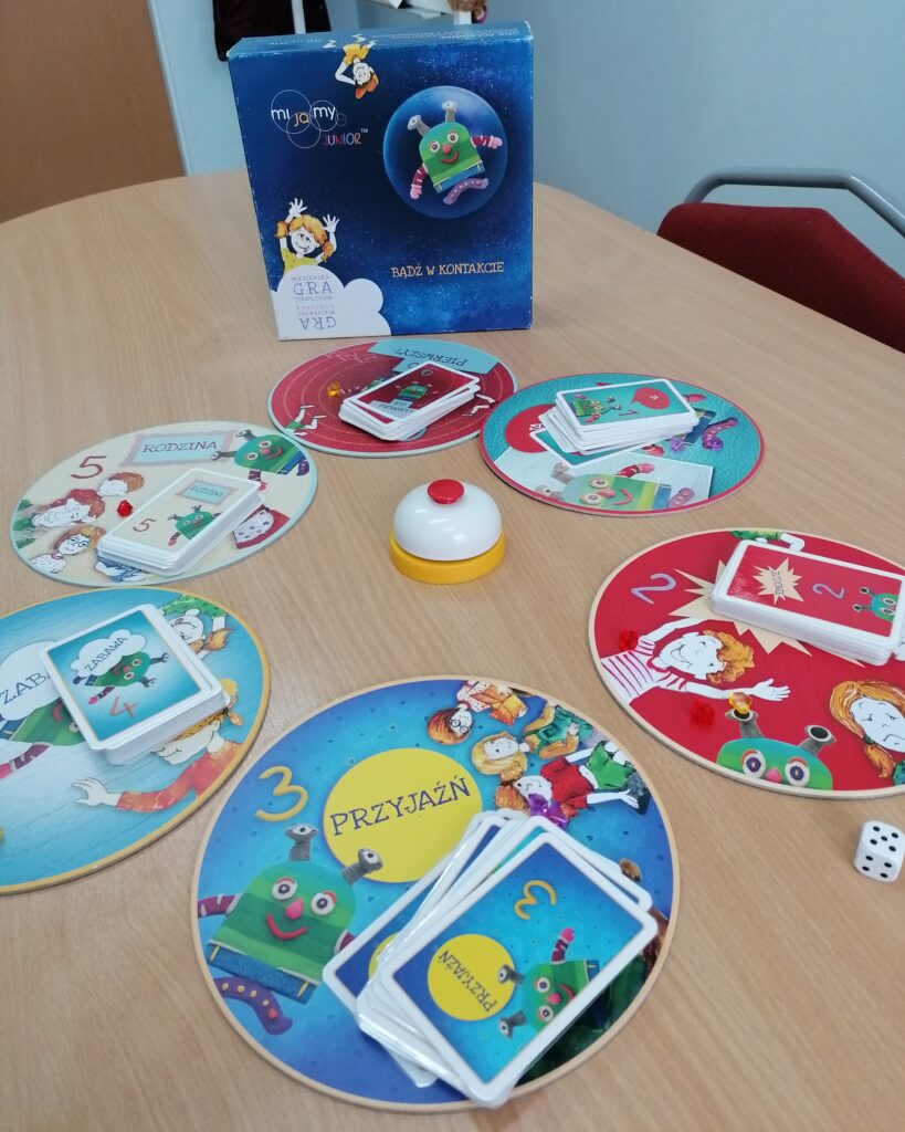Na zdjęciu widoczna jest gra planszowa o emocjach.